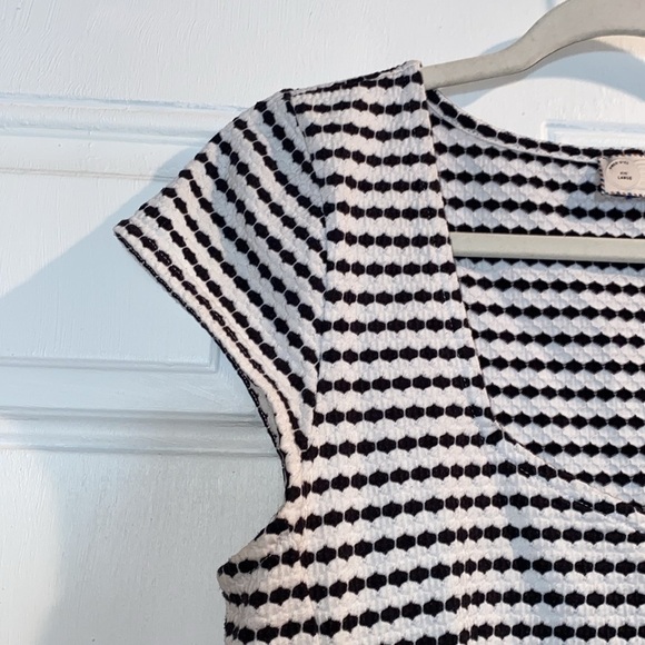 Anthropologie Black/White peplum short-sleeve top. Size Large - Picture 5 of 6